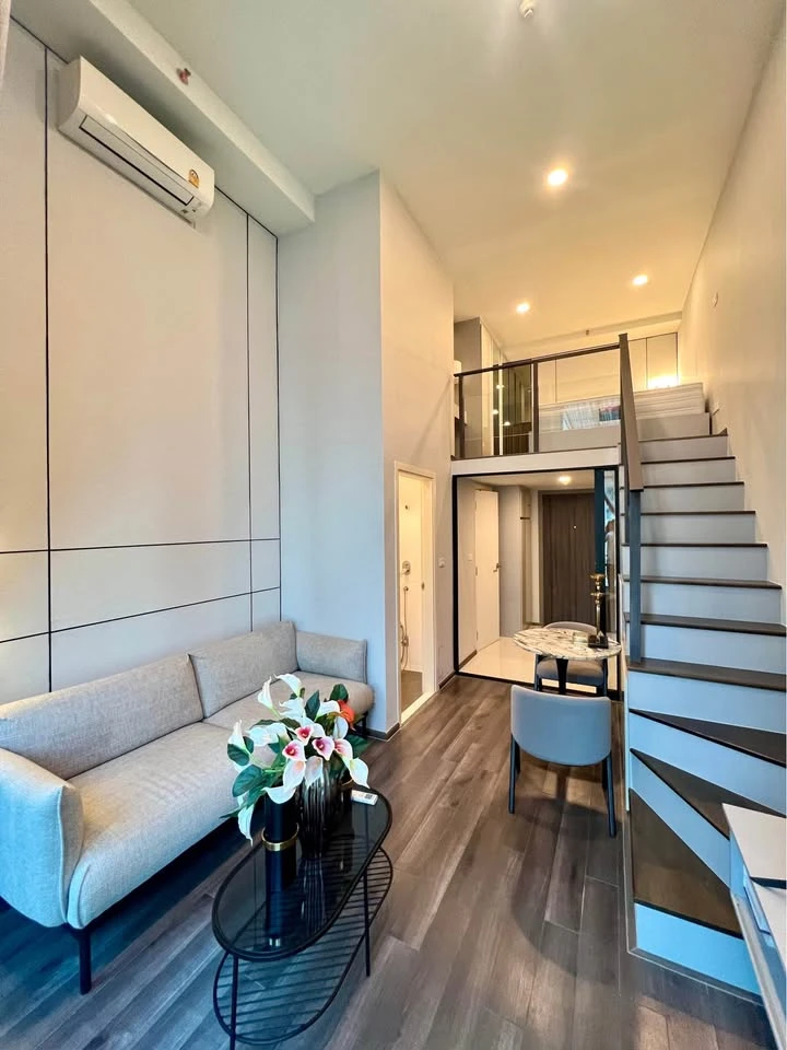 Selling a show unit from the developer at KnightsBridge Space Rama 9. The room is stunning! Don't miss out!