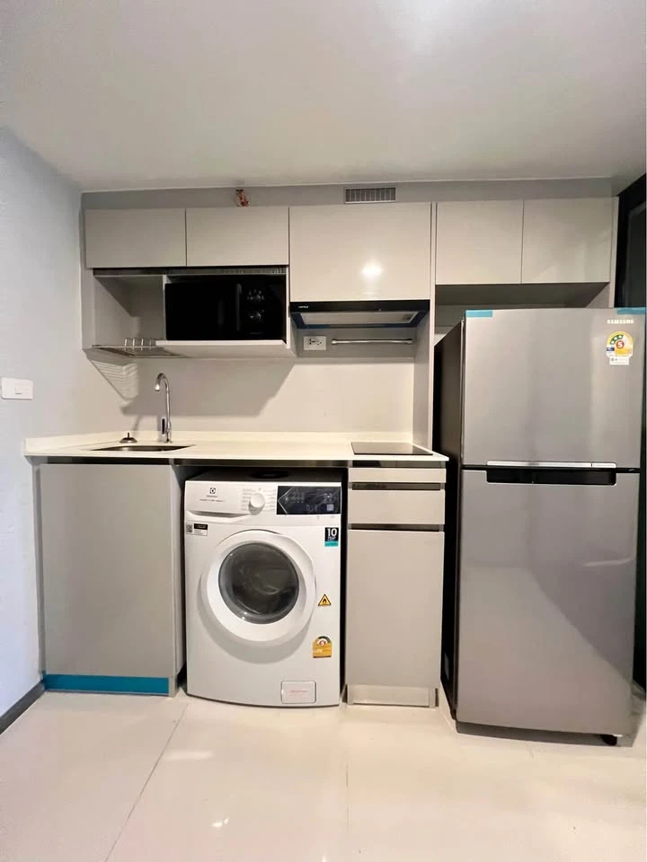 Selling a show unit from the developer at KnightsBridge Space Rama 9. The room is stunning! Don't miss out!