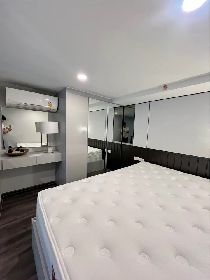 Selling a show unit from the developer at KnightsBridge Space Rama 9. The room is stunning! Don't miss out!