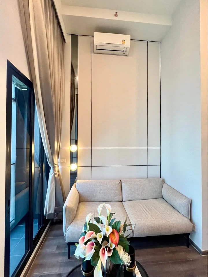 Selling a show unit from the developer at KnightsBridge Space Rama 9. The room is stunning! Don't miss out!