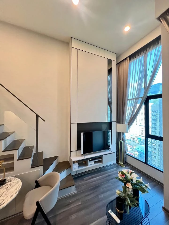 Selling a show unit from the developer at KnightsBridge Space Rama 9. The room is stunning! Don't miss out!