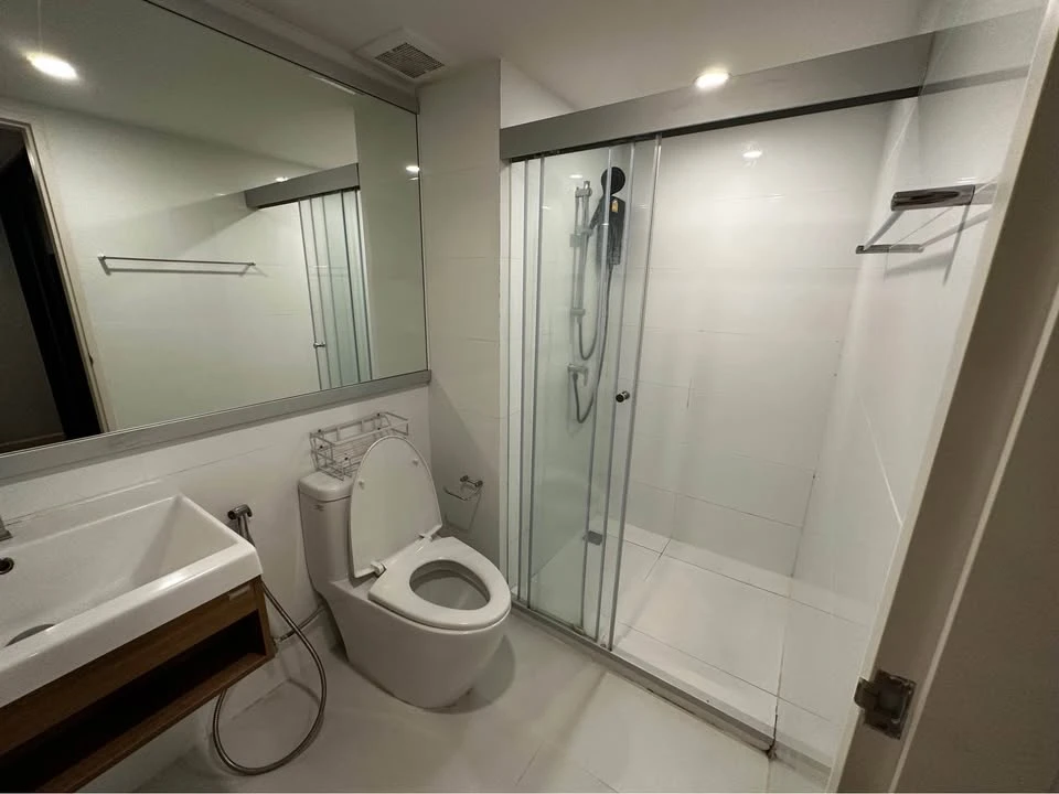 Knightsbridge Tiwanon for sale, spacious room with plenty of usable space, high ceilings, airy and spacious, comes fully furnished, don't miss out!