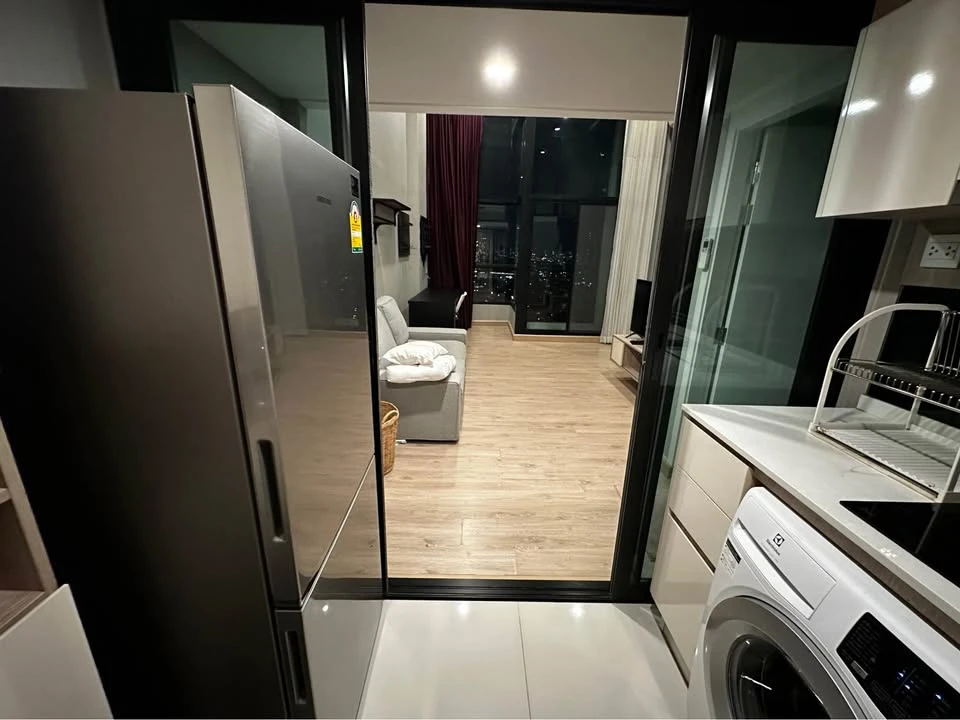Knightsbridge Tiwanon for sale, spacious room with plenty of usable space, high ceilings, airy and spacious, comes fully furnished, don't miss out!