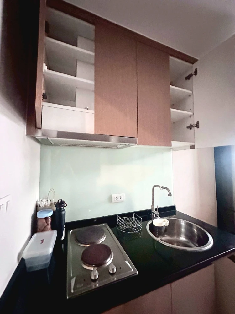 L Loft Ratchada 19 for sale. Features high ceilings (over 5 meters), fully furnished and ready to move in, with built-in furniture made of real wood.
