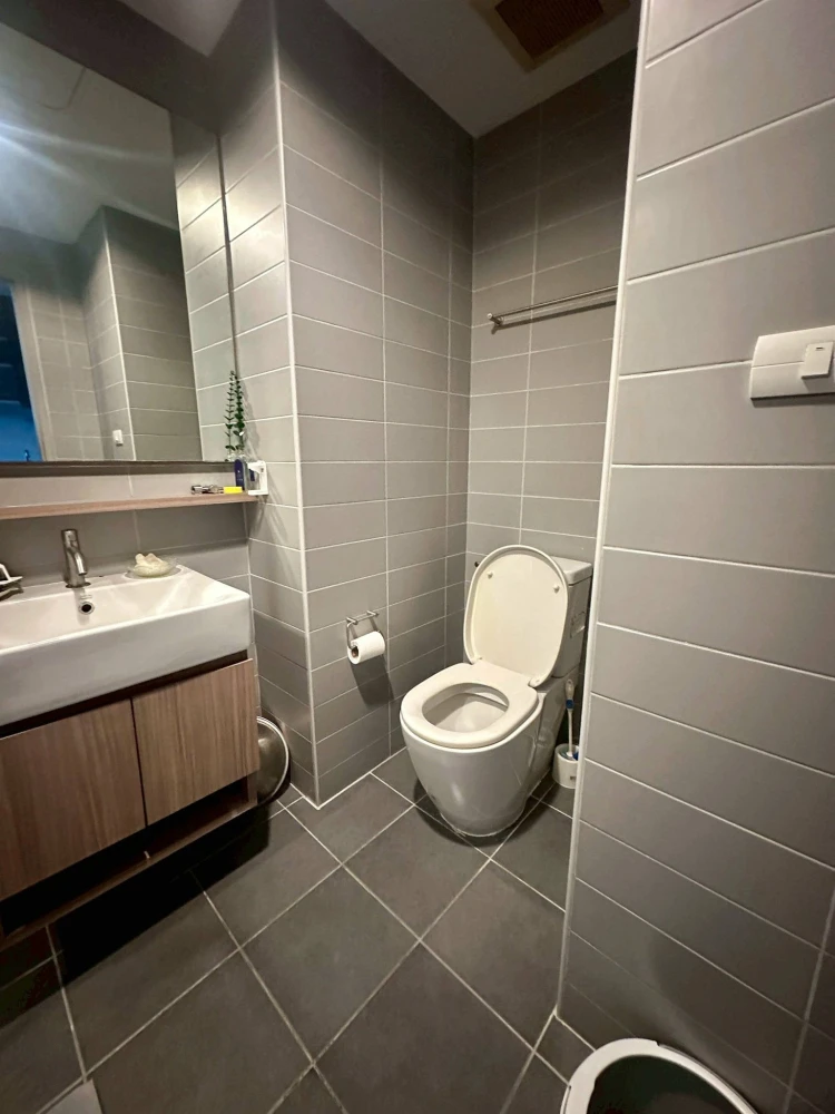 L Loft Ratchada 19 for sale. Features high ceilings (over 5 meters), fully furnished and ready to move in, with built-in furniture made of real wood.