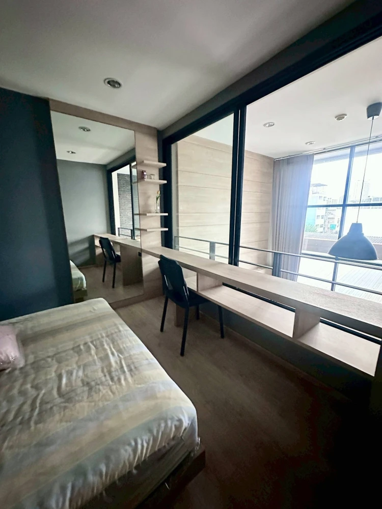 L Loft Ratchada 19 for sale. Features high ceilings (over 5 meters), fully furnished and ready to move in, with built-in furniture made of real wood.