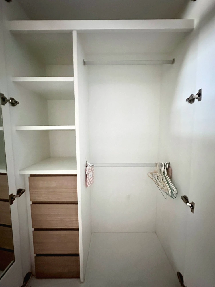 L Loft Ratchada 19 for sale. Features high ceilings (over 5 meters), fully furnished and ready to move in, with built-in furniture made of real wood.
