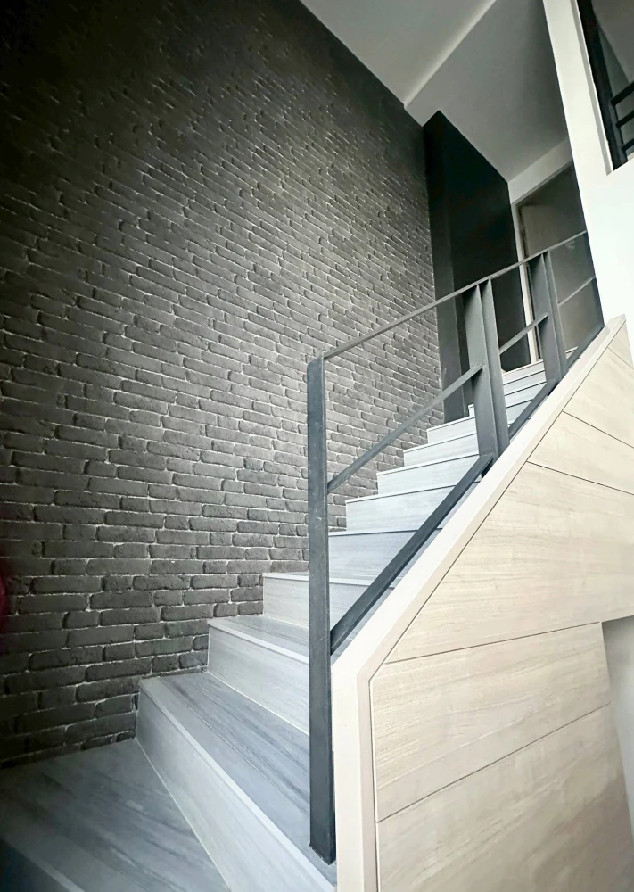 L Loft Ratchada 19 for sale. Features high ceilings (over 5 meters), fully furnished and ready to move in, with built-in furniture made of real wood.