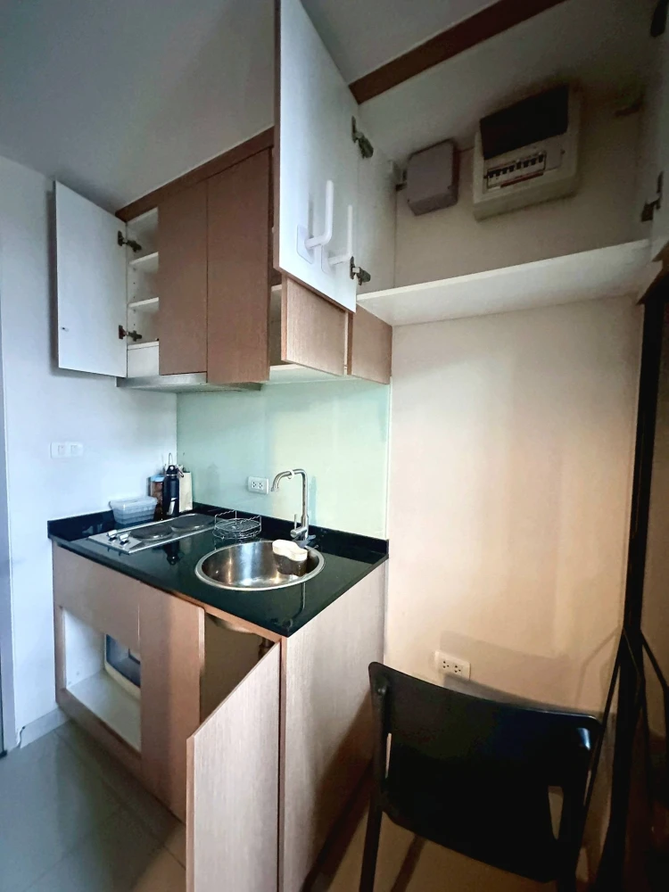 L Loft Ratchada 19 for sale. Features high ceilings (over 5 meters), fully furnished and ready to move in, with built-in furniture made of real wood.