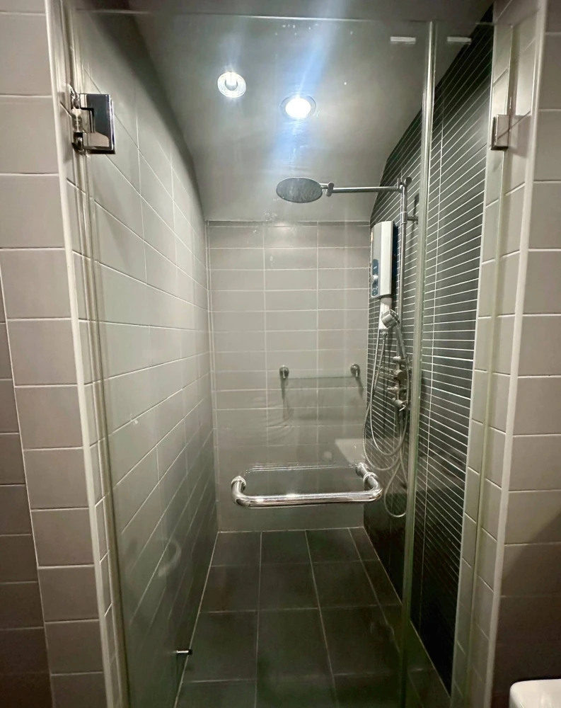 L Loft Ratchada 19 for sale. Features high ceilings (over 5 meters), fully furnished and ready to move in, with built-in furniture made of real wood.