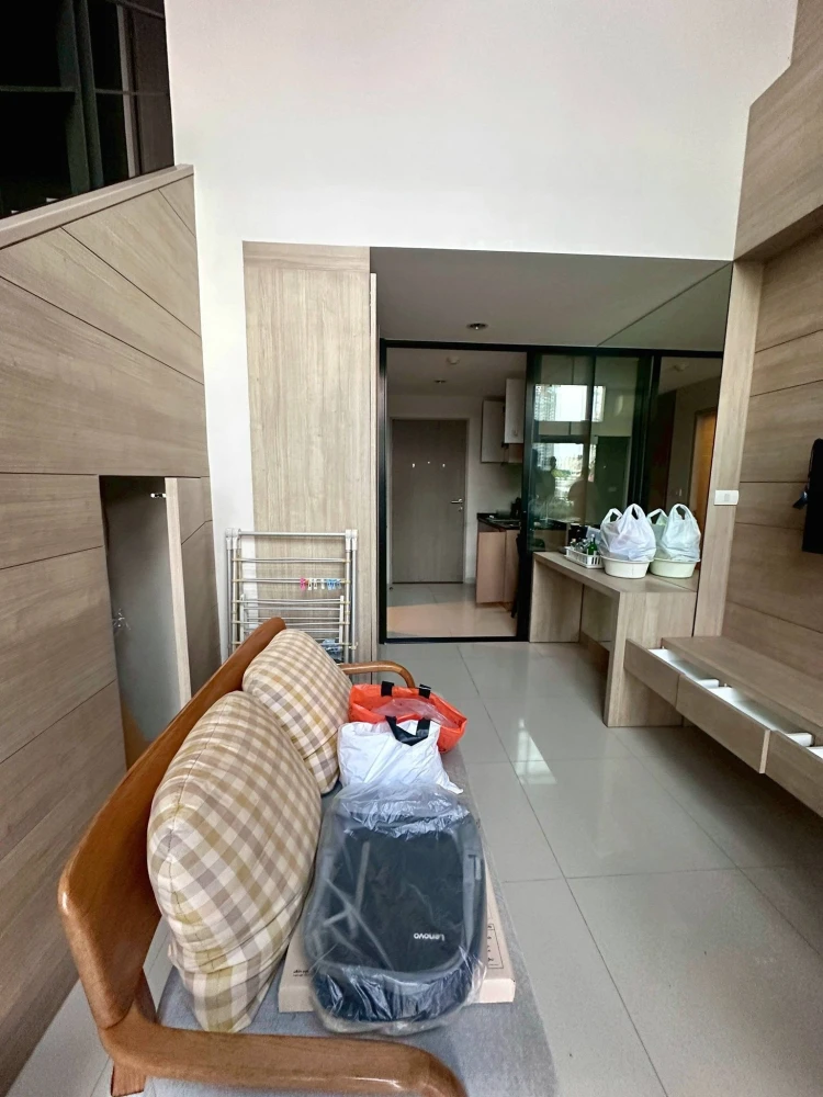 L Loft Ratchada 19 for sale. Features high ceilings (over 5 meters), fully furnished and ready to move in, with built-in furniture made of real wood.