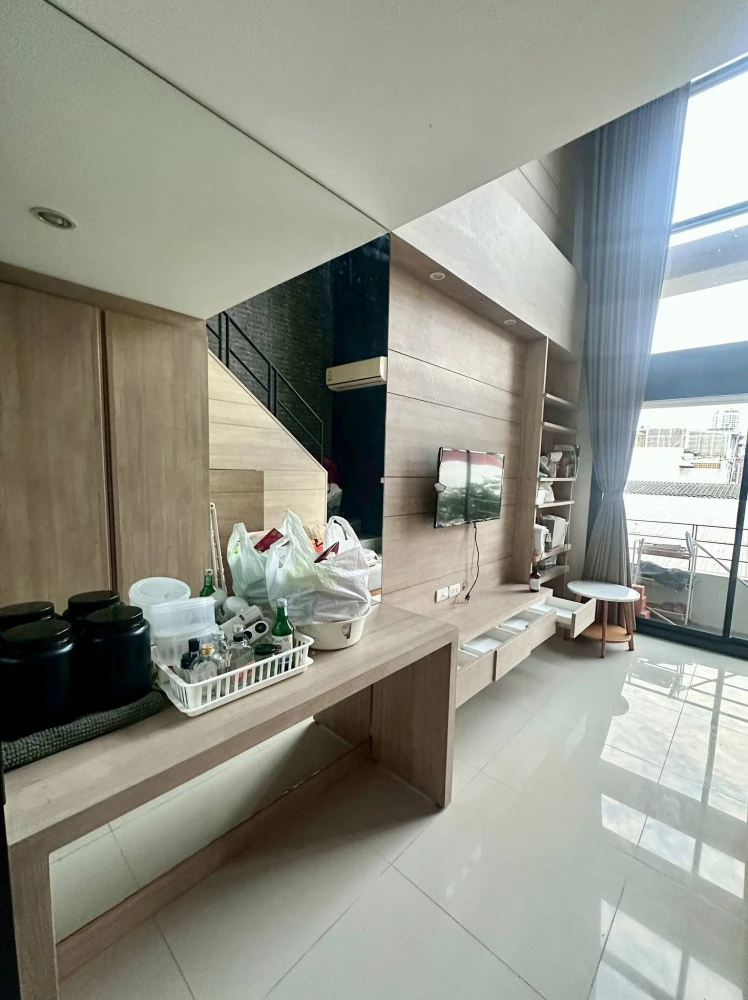 L Loft Ratchada 19 for sale. Features high ceilings (over 5 meters), fully furnished and ready to move in, with built-in furniture made of real wood.
