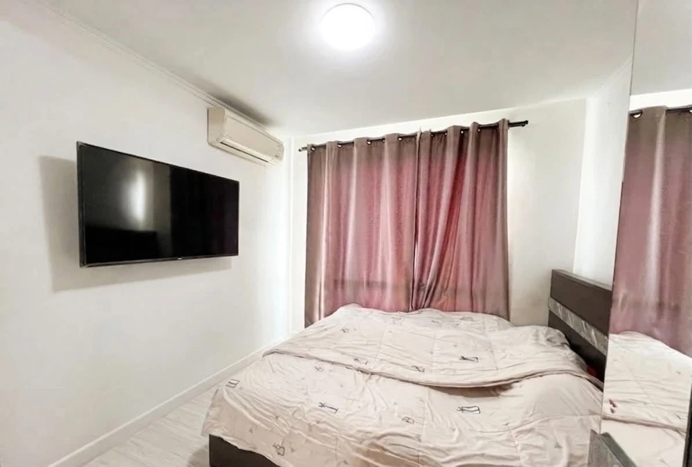 Selling L-style 1-bedroom, 1-bathroom unit. Fully furnished with appliances. Move-in ready!