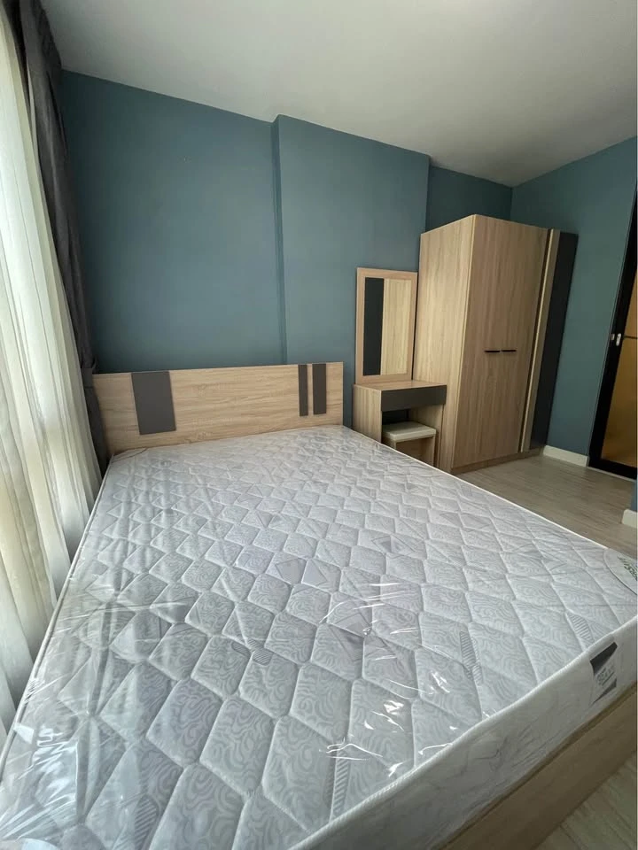 L-style condo for sale. Well-partitioned unit with views of trees from the back, creating a very pleasant and relaxing atmosphere. You'll regret missi