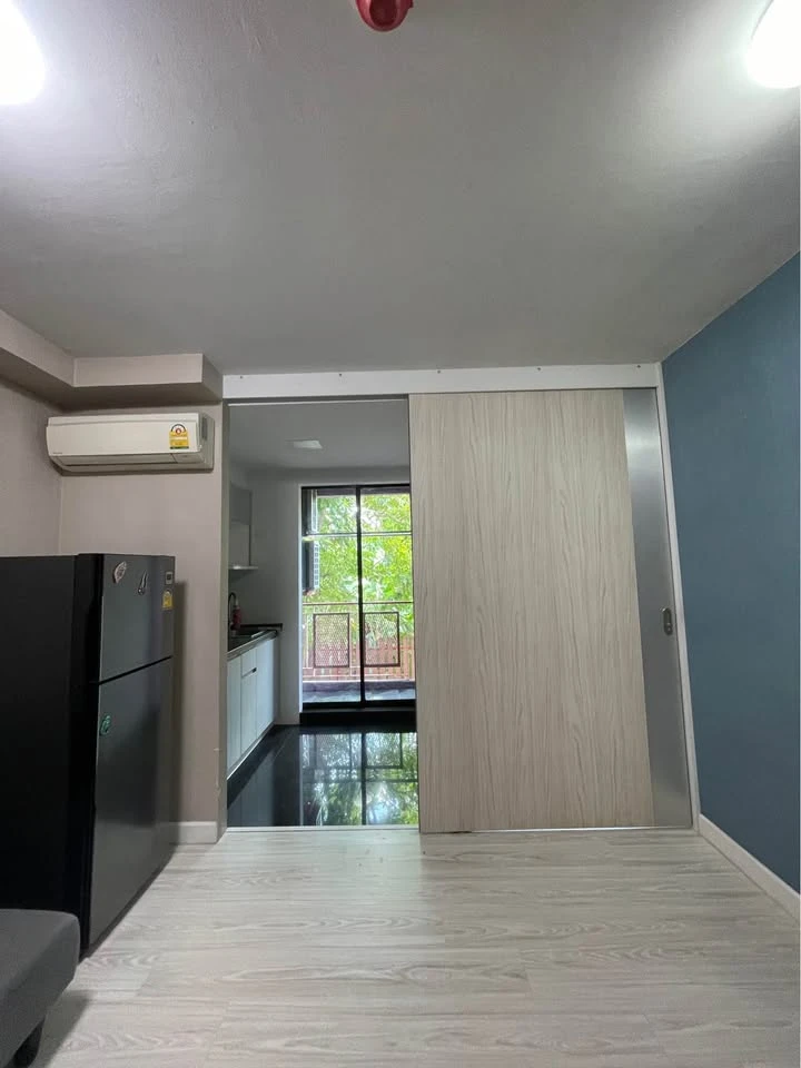 L-style condo for sale. Well-partitioned unit with views of trees from the back, creating a very pleasant and relaxing atmosphere. You'll regret missi