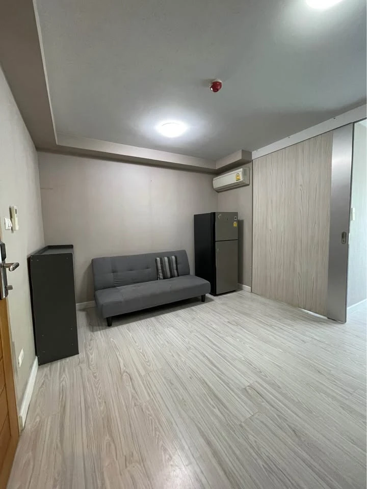 L-style condo for sale. Well-partitioned unit with views of trees from the back, creating a very pleasant and relaxing atmosphere. You'll regret missi