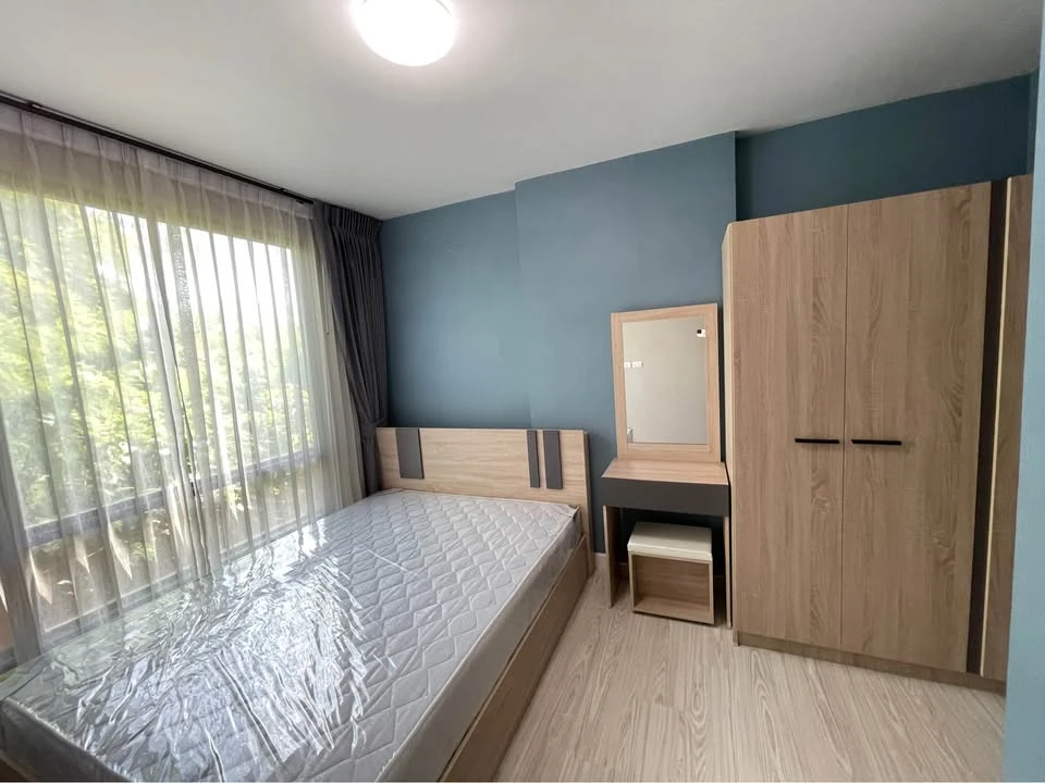 L-style condo for sale. Well-partitioned unit with views of trees from the back, creating a very pleasant and relaxing atmosphere. You'll regret missi