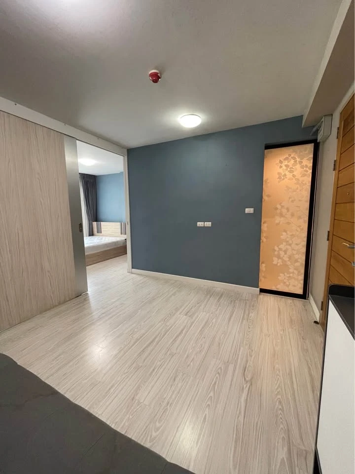 L-style condo for sale. Well-partitioned unit with views of trees from the back, creating a very pleasant and relaxing atmosphere. You'll regret missi