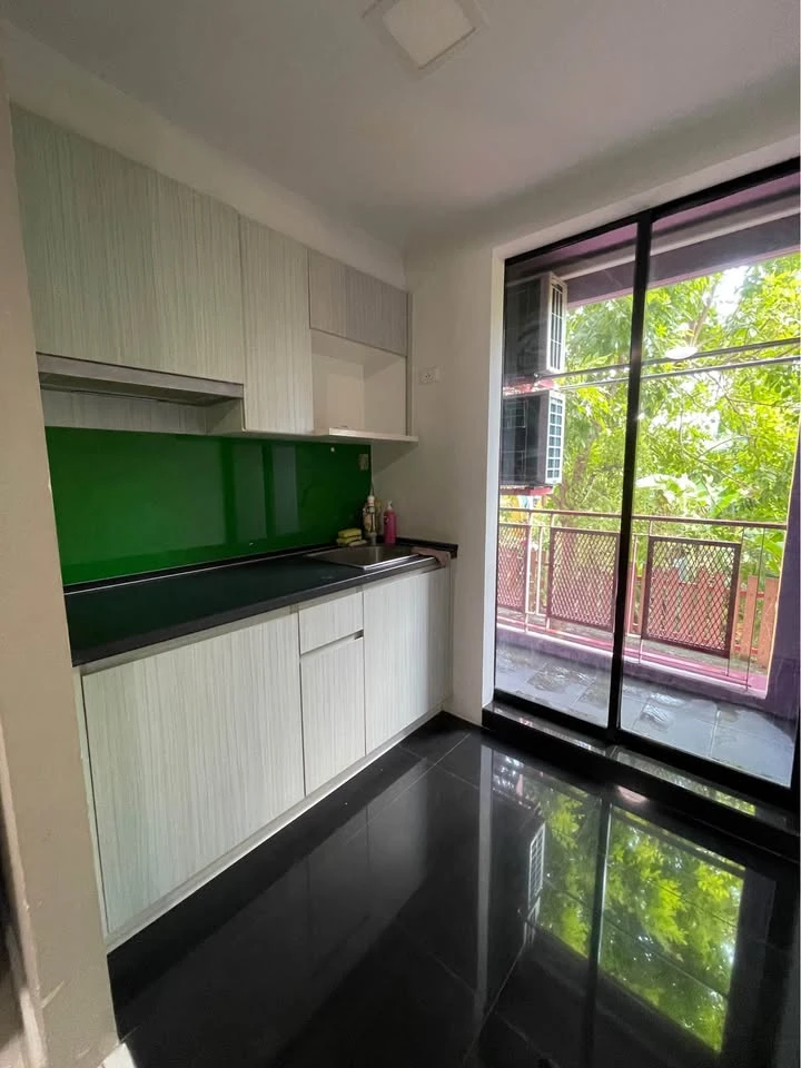 L-style condo for sale. Well-partitioned unit with views of trees from the back, creating a very pleasant and relaxing atmosphere. You'll regret missi