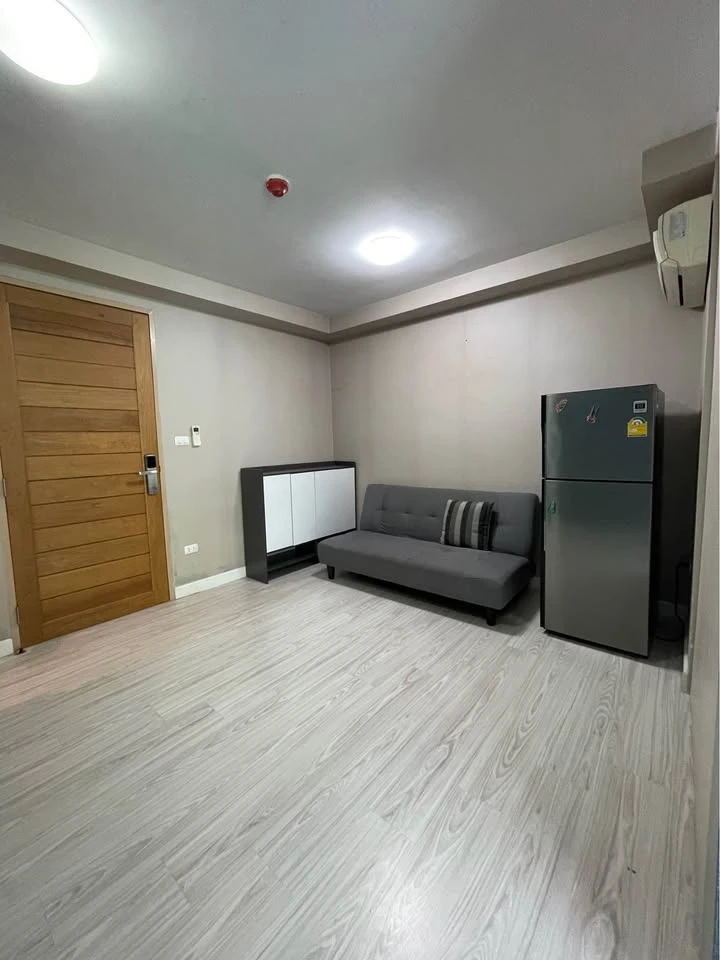 L-style condo for sale. Well-partitioned unit with views of trees from the back, creating a very pleasant and relaxing atmosphere. You'll regret missi