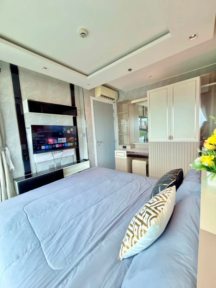 Selling La Santir condo, stunningly decorated with high-quality built-in furniture and gorgeous sea views. Book now!