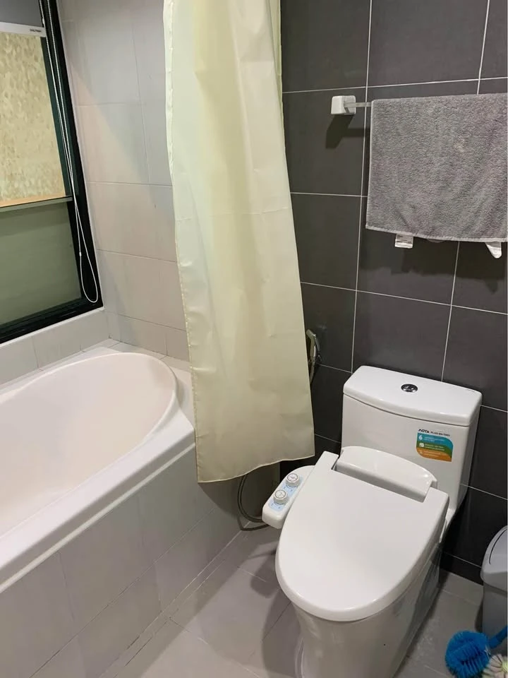 For sale Ladda Plus Sriracha, a luxury condominium in the heart of Sriracha. Beautiful built-in decorations, with a bathtub and a good water heater. V