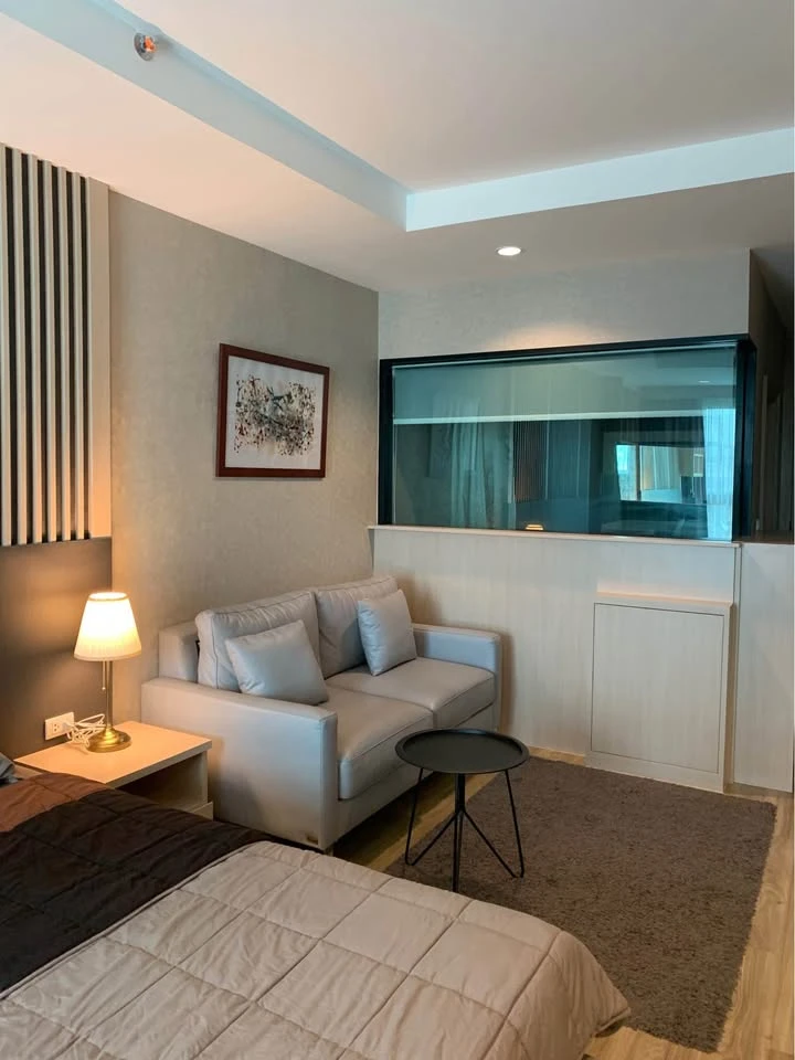 For sale Ladda Plus Sriracha, a luxury condominium in the heart of Sriracha. Beautiful built-in decorations, with a bathtub and a good water heater. V
