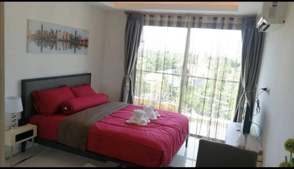 Selling two rooms at Laguna Beach Resort, 5th floor. Excellent location and fully furnished. Don't miss this opportunity!