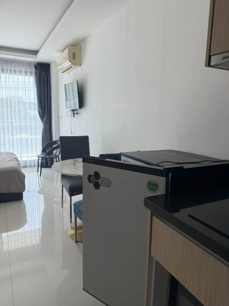 For Sale: Laguna Beach Resort Jomtien Maldives. A resort-style condo featuring a pleasant atmosphere surrounded by greenery and a swimming pool. Book