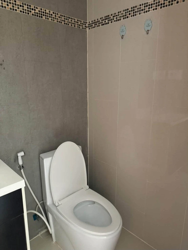For Sale: Laguna Beach Resort Jomtien Maldives. A resort-style condo featuring a pleasant atmosphere surrounded by greenery and a swimming pool. Book