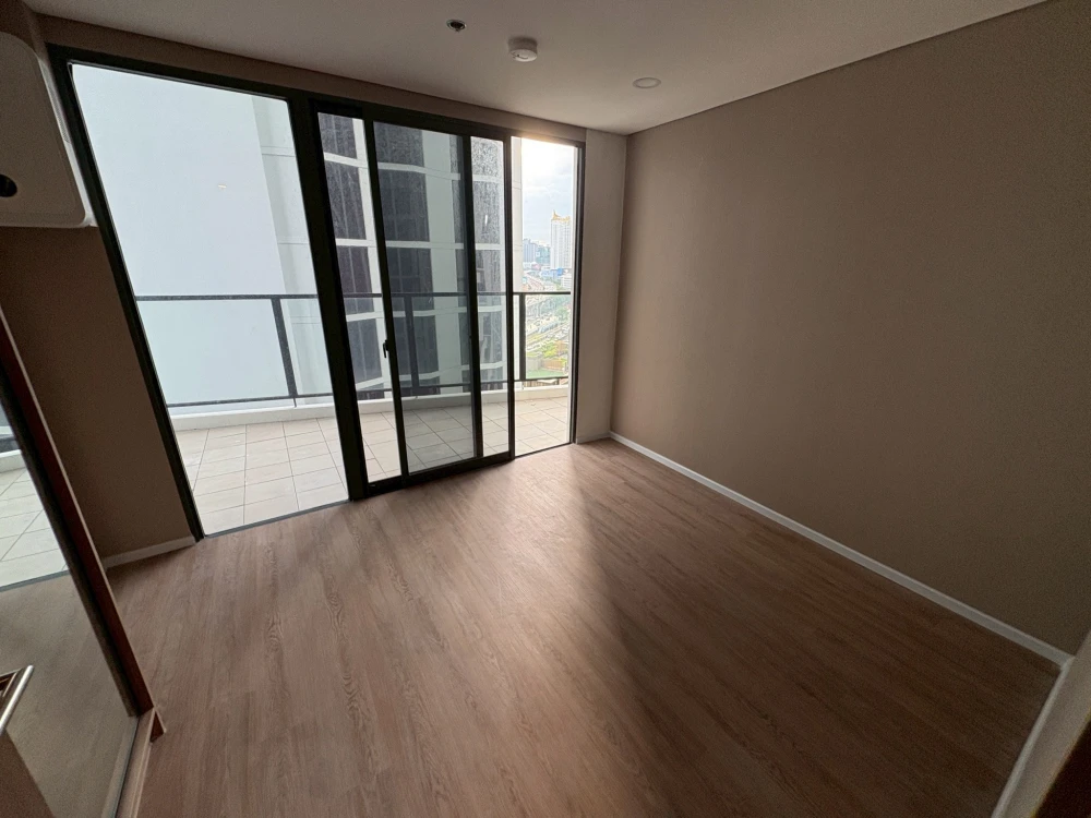 For sale Landmark @MRTA Station, spacious room, comfortable, airy, hurry and reserve now.