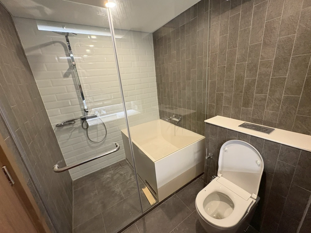 For sale Landmark @MRTA Station, spacious room, comfortable, airy, hurry and reserve now.