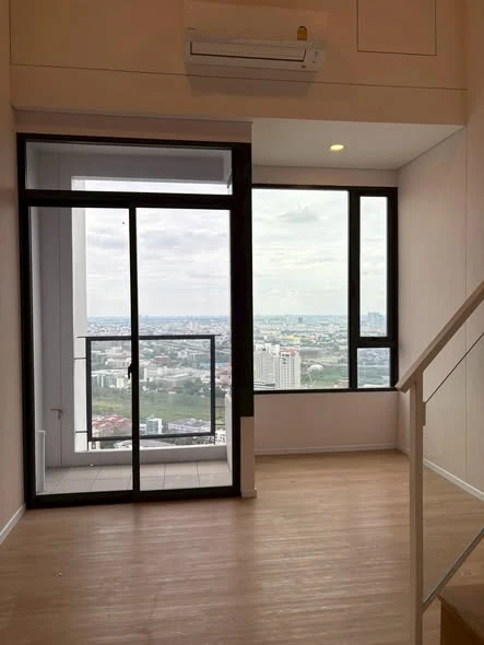 For sale: Landmark @MRTA Station, high floor room, beautiful view, great location on Rama 9 Road. You won't be disappointed if you book.