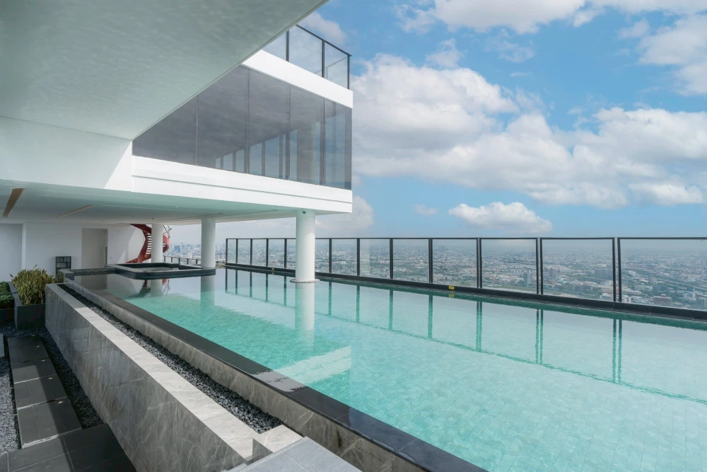 For sale Landmark @MRTA Station, 2-story room with 4.4 meter high ceiling, facing north, not hot, reserve now.
