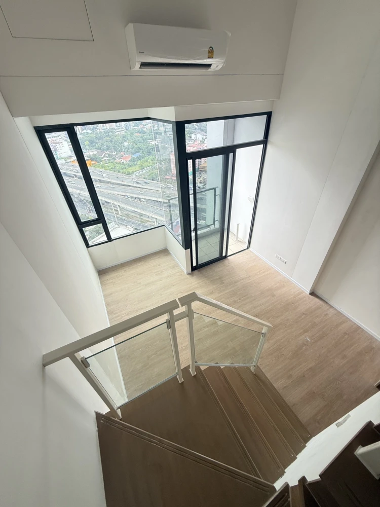 For sale Landmark @MRTA Station, 2-story room with 4.4 meter high ceiling, facing north, not hot, reserve now.