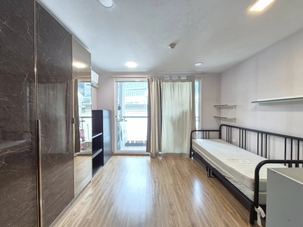 For sale: Le Crique Sukhumvit 64/2, spacious room with plenty of usable space, comes fully furnished. Don't miss out on this great deal!