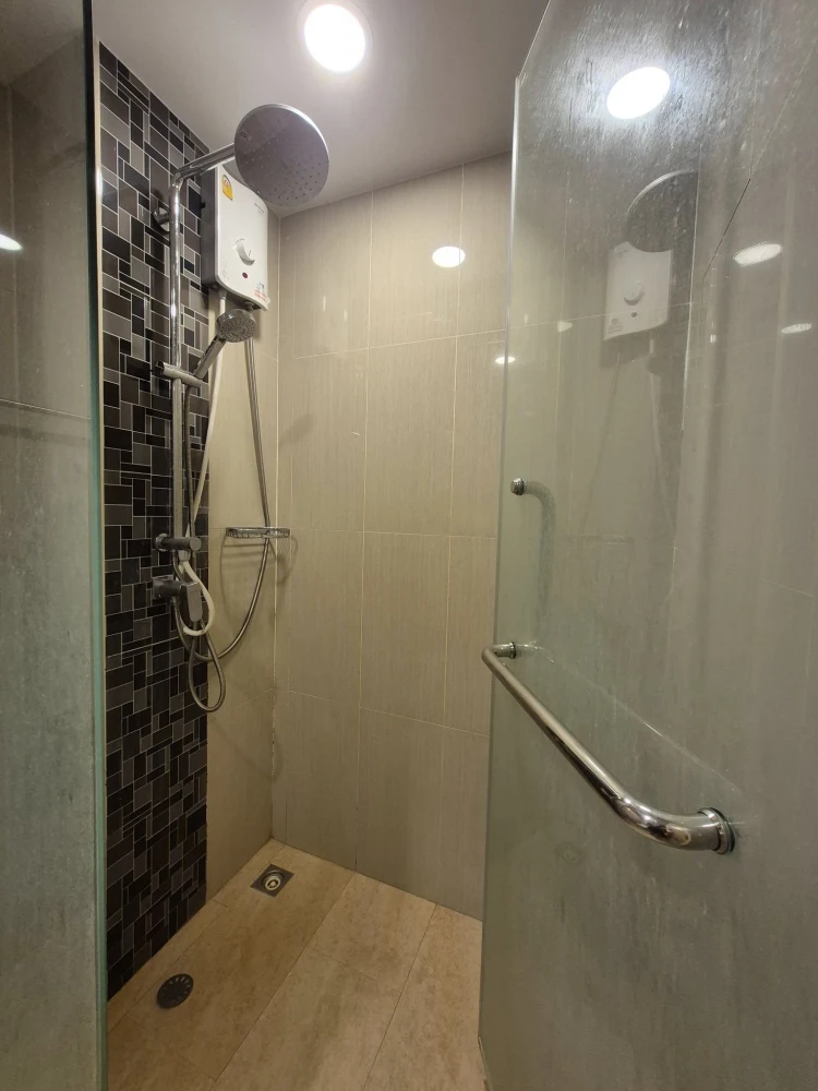 For sale: Le Crique Sukhumvit 64/2, spacious room with plenty of usable space, comes fully furnished. Don't miss out on this great deal!