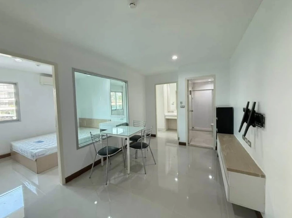 Selling Le Rich Ratchada, corner unit, less crowded, spacious living area, fully furnished. Such a great deal, book now!