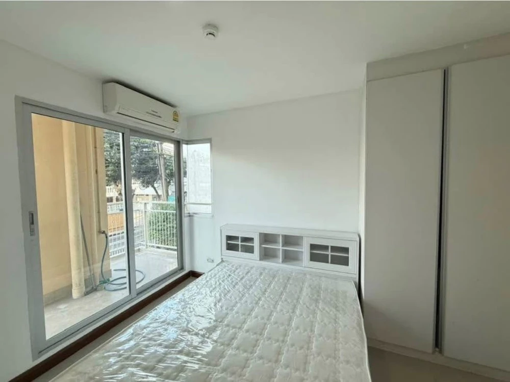 Selling Le Rich Ratchada, corner unit, less crowded, spacious living area, fully furnished. Such a great deal, book now!