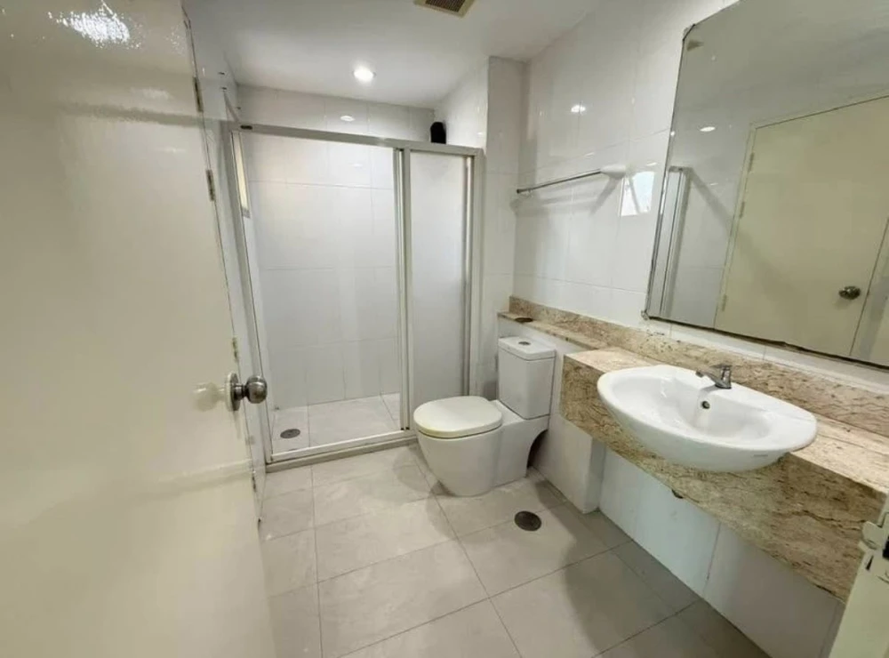 Selling Le Rich Ratchada, corner unit, less crowded, spacious living area, fully furnished. Such a great deal, book now!
