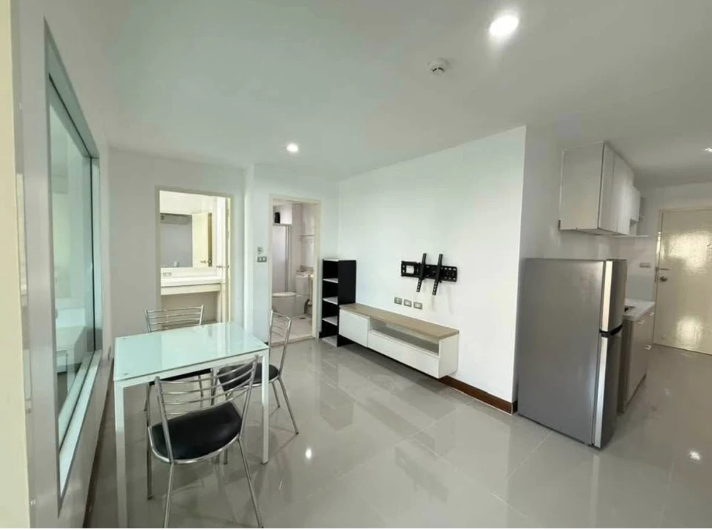 Selling Le Rich Ratchada, corner unit, less crowded, spacious living area, fully furnished. Such a great deal, book now!