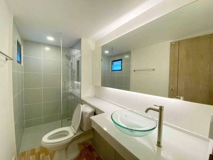 Selling a spacious and comfortable Level Condominium unit on the 10th floor, Building B. Don't miss out!