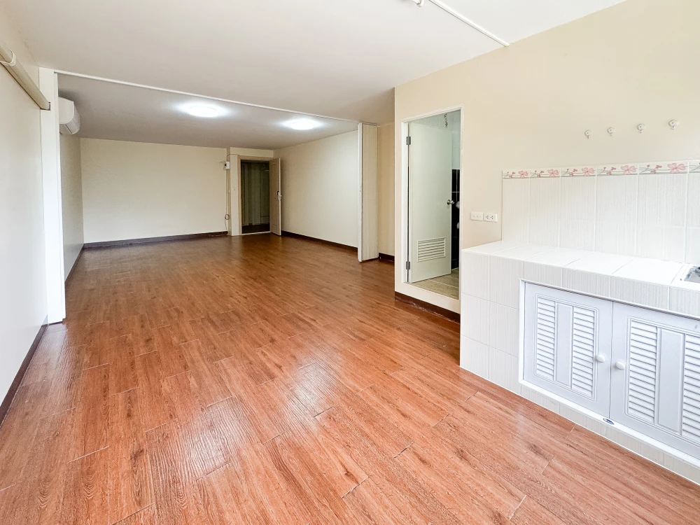Level Condominium for sale, empty room, spacious, comfortable, hurry and reserve now.