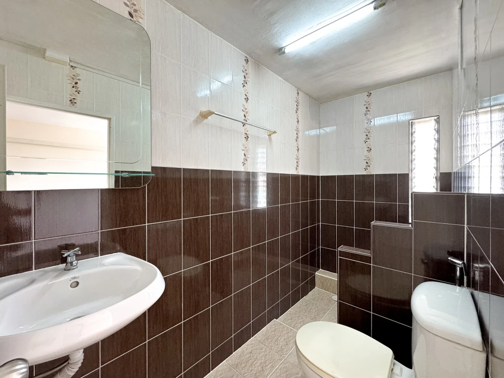 Level Condominium for sale, empty room, spacious, comfortable, hurry and reserve now.