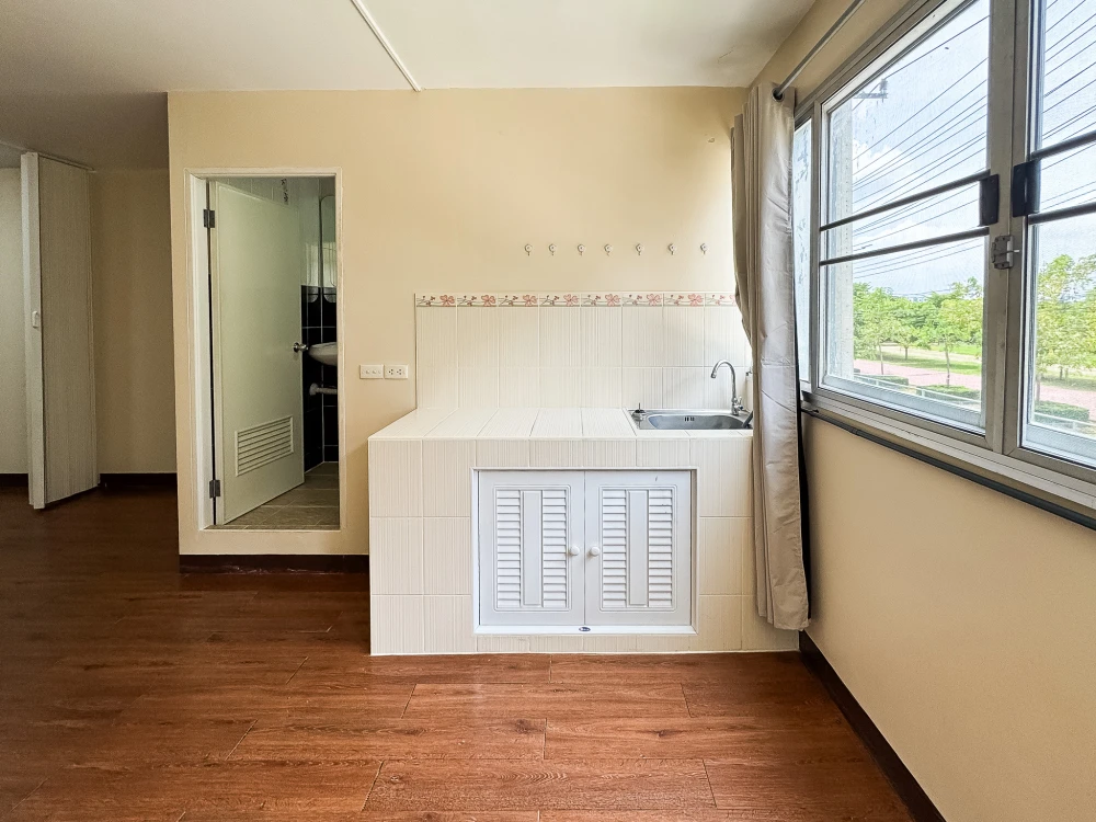 Level Condominium for sale, empty room, spacious, comfortable, hurry and reserve now.
