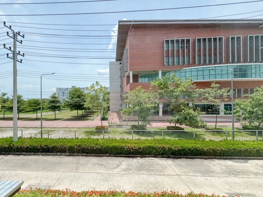 Level Condominium for sale, empty room, spacious, comfortable, hurry and reserve now.
