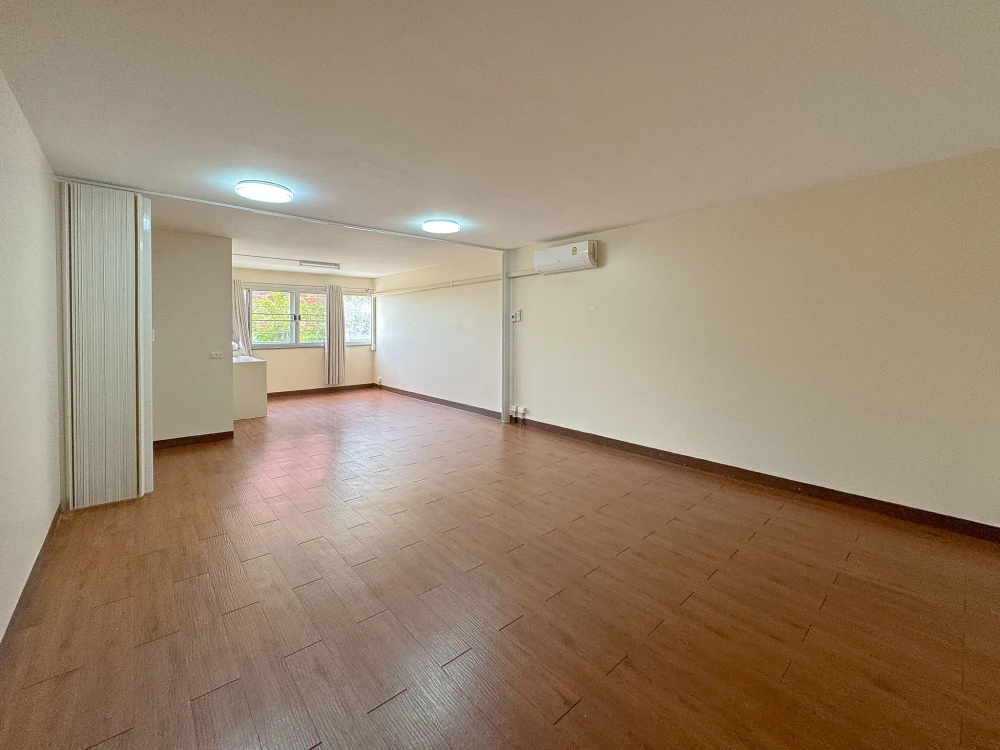 Level Condominium for sale, empty room, spacious, comfortable, hurry and reserve now.