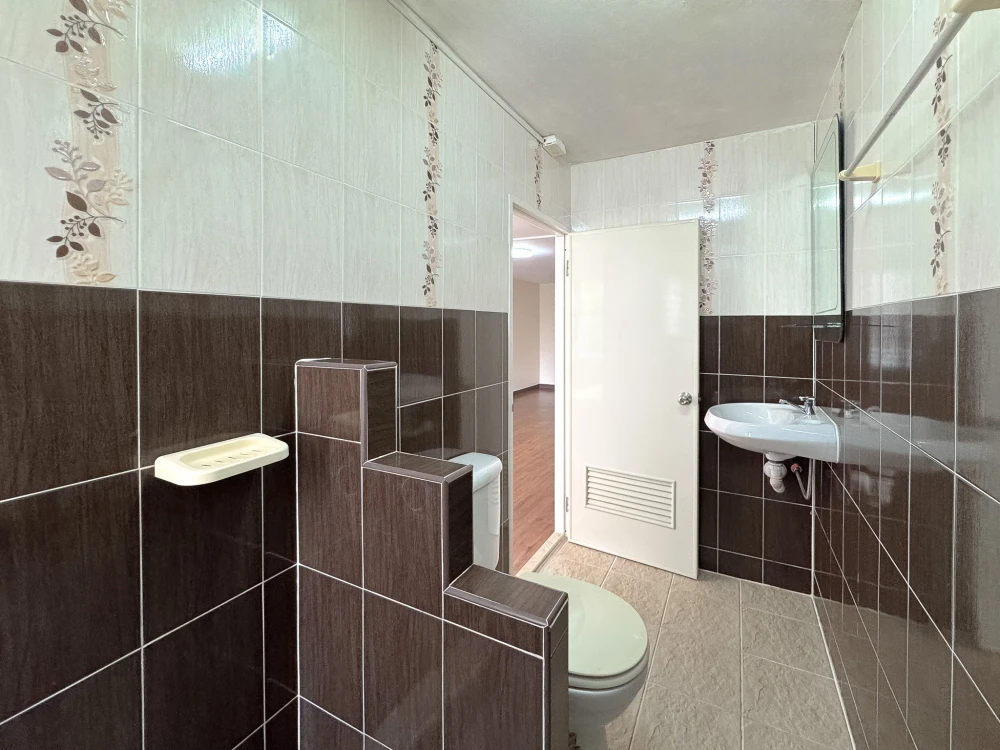 Level Condominium for sale, empty room, spacious, comfortable, hurry and reserve now.