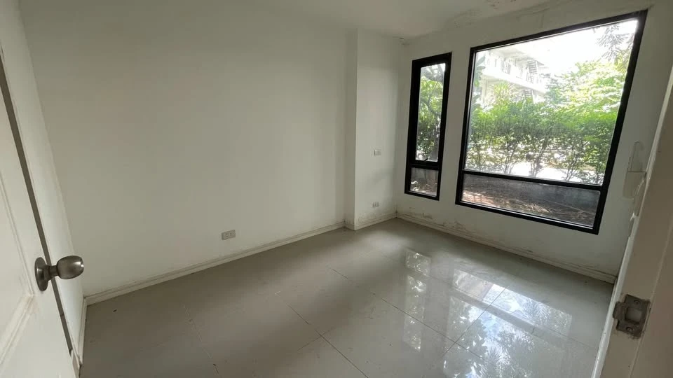 For sale: LIB Ramkhamhaeng 43/1, room size 29 sq m, 1st floor, behind the room there is a very shady tree, ready, don't wait.