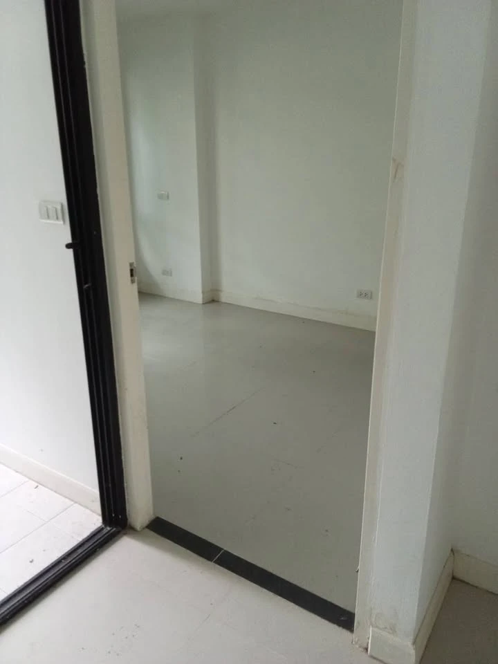 For sale: LIB Ramkhamhaeng 43/1, room size 29 sq m, 1st floor, behind the room there is a very shady tree, ready, don't wait.